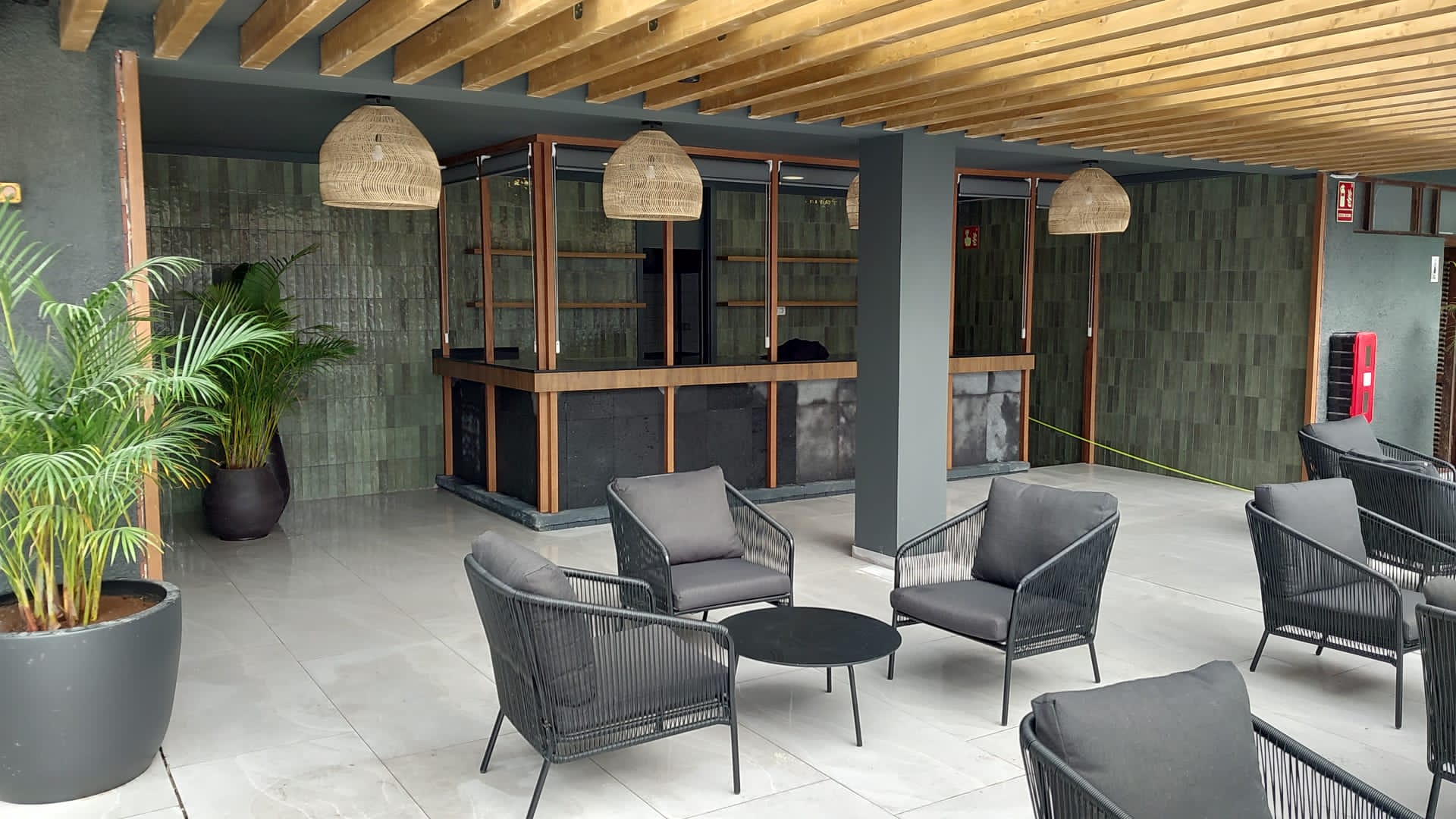 Pool club de coctelería y cachimbas en Tenerife